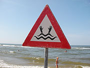 Schilder und Fahnen warnen bei Bedarf vor möglichen Gefahren (©Foto:  Martin Schmitz)